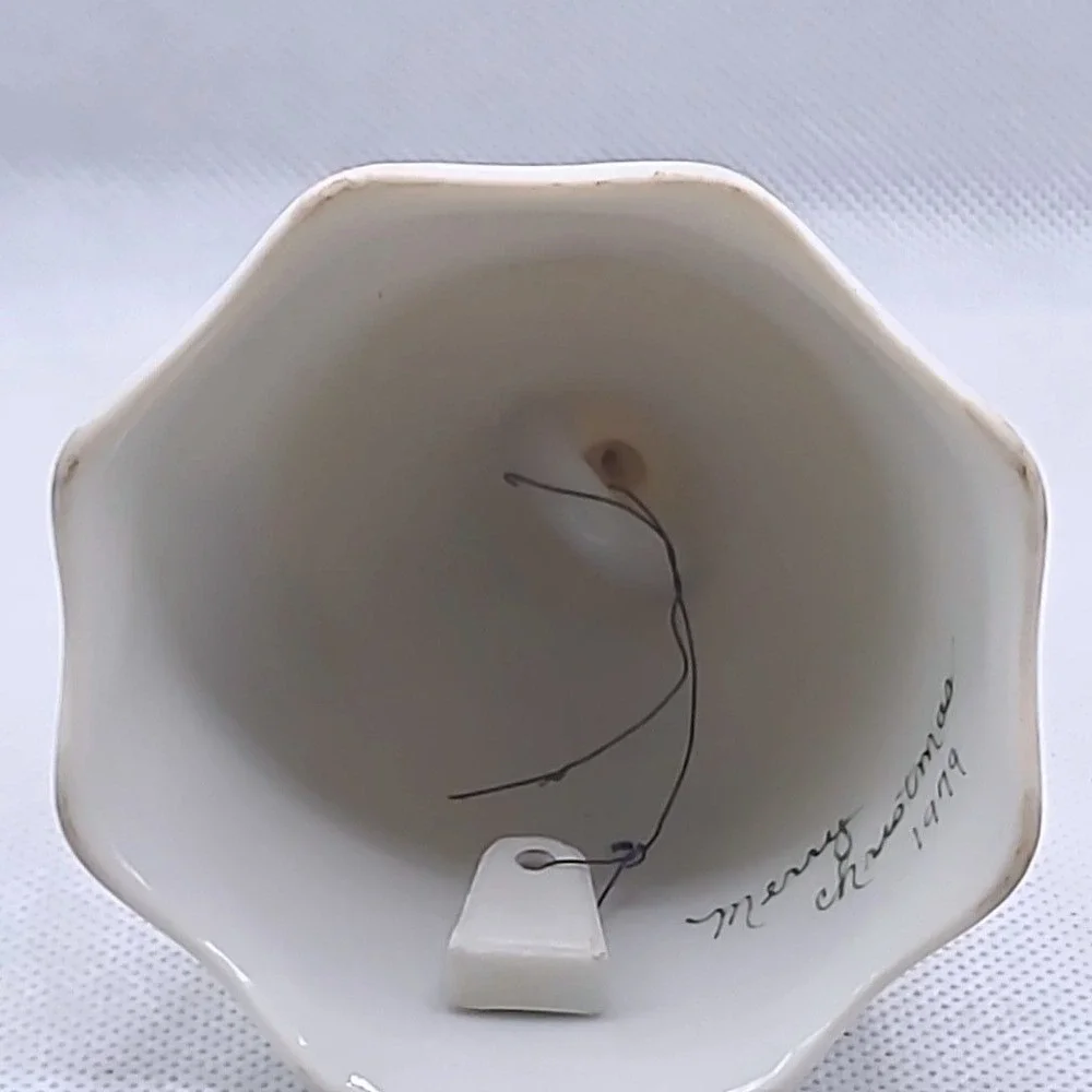 Vintage‎ Hand Painted Christmas Bell Porcelain 1979 Holly Berries Arlene Signed